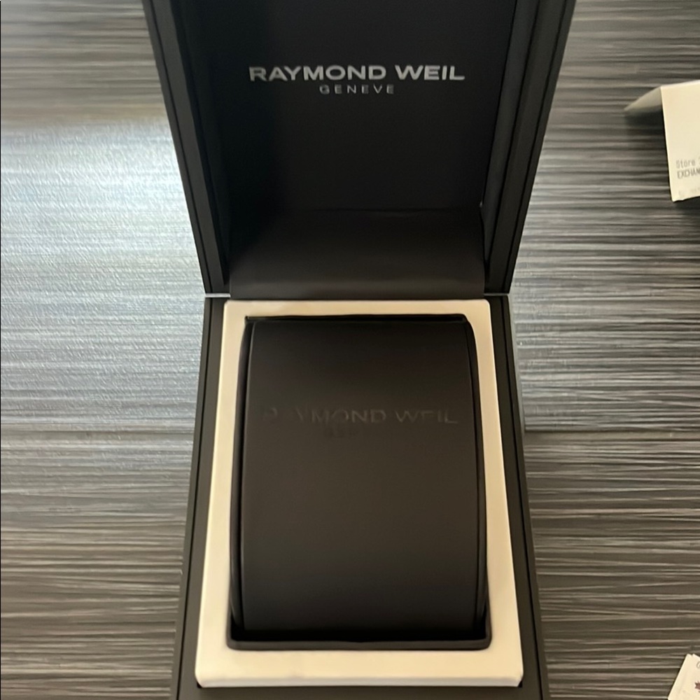 Raymond Weil Gold and Black Classic Watch - Picture 8 of 9